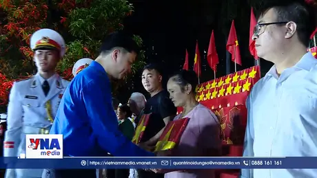 Thắp nến tri ân, trao di ảnh phục dựng cho gia đình liệt sĩ