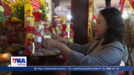 Phó Chủ tịch nước Võ Thị Ánh Xuân dâng hương tưởng niệm các Anh hùng liệt sỹ tại Nghệ An