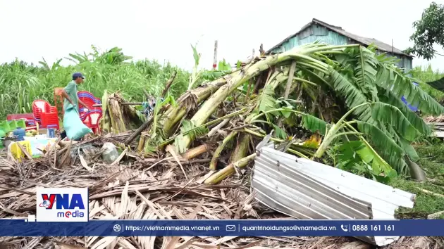 Hàng chục căn nhà ở Cà Mau tan hoang sau trận lốc xoáy