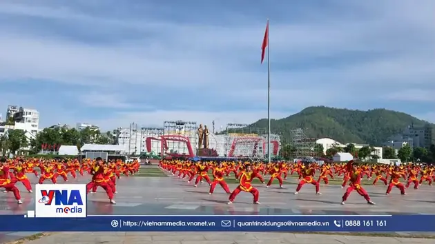 Gần nghìn võ sinh biểu diễn võ thuật tại Quảng trường