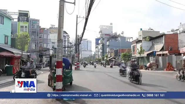 Cột điện nằm “chơi vơi” giữa đường tại TPHCM