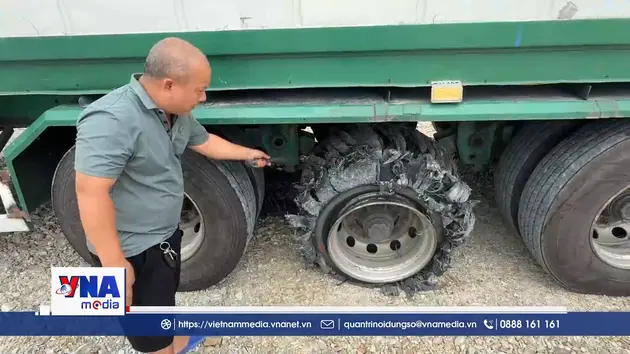 Hàng loạt phương tiện bị vật sắc nhọn đâm thủng lốp trên cao tốc