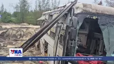 18 hành khách thoát nạn khi xe khách lao xuống hố sâu bên đường