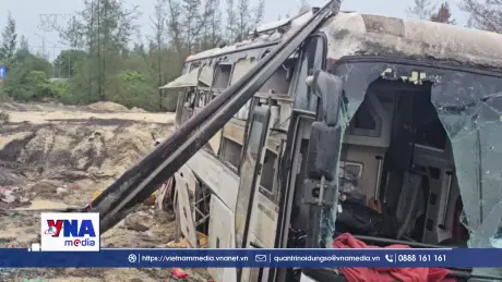 18 hành khách thoát nạn khi xe khách lao xuống hố sâu bên đường