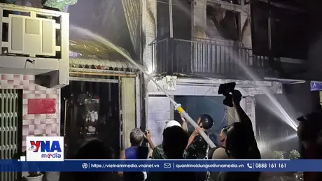 Đồn Biên phòng Sông Đốc hỗ trợ người dân dập tắt đám cháy trong đêm
