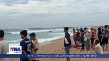 Nỗ lực tìm kiếm du khách nước ngoài bị sóng biển cuốn trôi mất tích