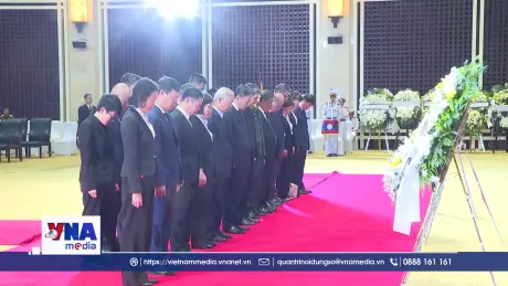 Đại sứ quán và Cộng đồng người Việt Nam tại Lào viếng đồng chí Xaysomphone Phomvihane