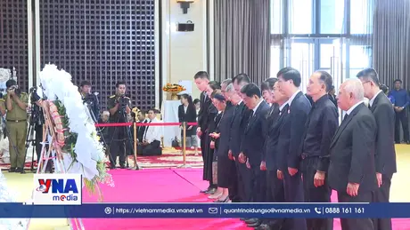 Các hội, đoàn người Việt Nam tại Lào viếng đồng chí Xaysomphone Phomvihane