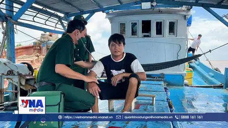 C﻿ứu nạn 5 ngư dân cùng tàu cá gặp nạn trên biển