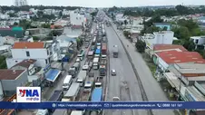 Dòng xe ùn ứ kéo dài trên quốc lộ 51