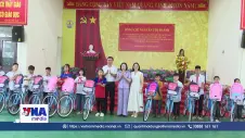 Phó Chủ tịch Quốc hội Nguyễn Thị Thanh tặng quà học sinh Lạng Sơn