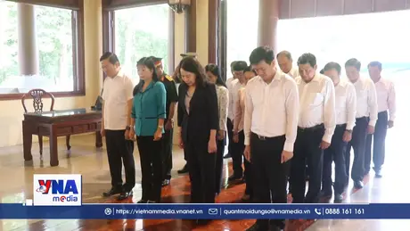 Phó Chủ tịch nước Võ Thị Ánh Xuân dâng hương tưởng nhớ Chủ tịch Tôn Đức Thắng