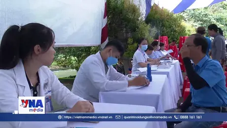 Khám mắt và cấp phát thuốc miễn phí cho người dân vùng biên