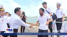 Đưa ngư dân 4 ngày trôi dạt trên biển về với gia đình