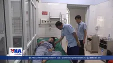 Thăm hỏi, động viên ba chiến sĩ bị ngạt khí khi chữa cháy rừng