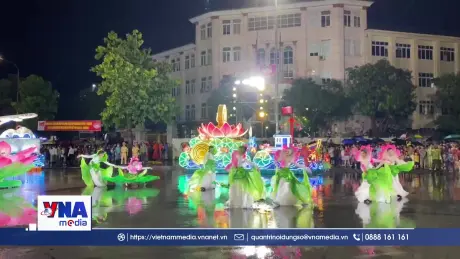 Hàng nghìn người dân đội mưa hòa mình vào lễ hội Carnival rực rỡ sắc màu