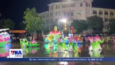 Hàng nghìn người dân đội mưa hòa mình vào lễ hội Carnival rực rỡ sắc màu