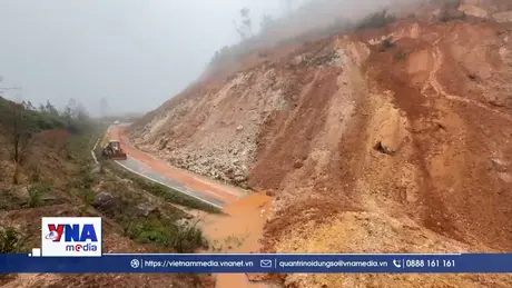 Sạt lở chia cắt đèo Văn Rơi, Quảng Ngãi