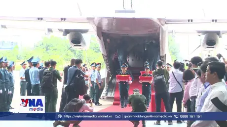 Chuyến bay quân sự vận chuyển hài cốt liệt sỹ ra Hà Nội giám định ADN