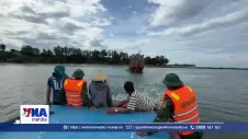 Kịp thời cứu hộ tàu cá bị mắc cạn ở bãi tắm Cửa Tùng