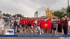 Cổ động viên cổ vũ đội tuyển Việt Nam giành chiến thắng