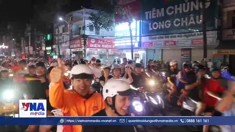 Người dân Đồng Tháp xuống đường mừng chiến thắng của tuyển Việt Nam