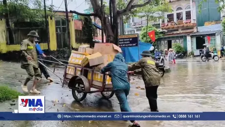 Hỗ trợ người dân di dời tài sản để tránh mưa lũ