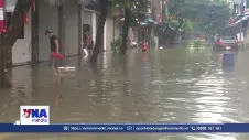 Mưa lớn, nhiều tuyến phố phía Tây Hải Phòng chìm trong nước