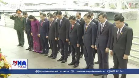 Thường trực Ban Bí thư Trần Cẩm Tú dâng hoa tưởng niệm Chủ tịch Hồ Chí Minh