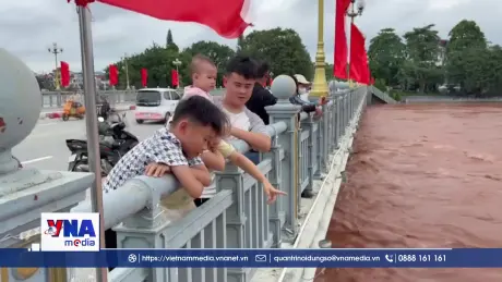 Hiếu kỳ xem lũ tiềm ẩn nguy cơ mất an toàn