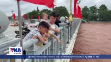 Hiếu kỳ xem lũ tiềm ẩn nguy cơ mất an toàn