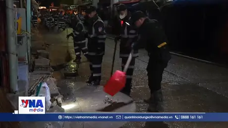 Hàng trăm chiến sĩ xuyên đêm khắc phục sau lũ