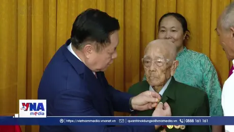 Đại tướng Nguyễn Trọng Nghĩa trao Huy hiệu 80 năm tuổi Đảng