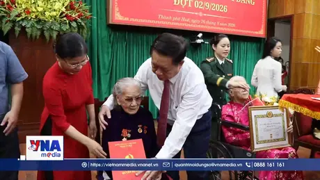 Trao tặng Huy hiệu 80 năm tuổi Đảng tại Huế