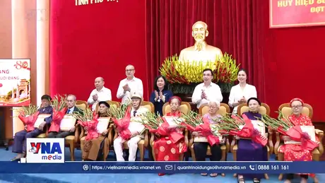 Trao tặng Huy hiệu 80 năm tuổi Đảng cho các đảng viên lão thành