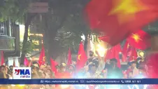 Người dân Hà Nội đi bão đêm ăn mừng chiến thắng