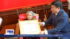 Trao Huy hiệu 80 năm tuổi Đảng cho đảng viên lão thành