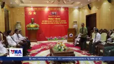 Thường trực Ban Bí thư Trần Cẩm Tú trao tặng Huy hiệu 80 năm tuổi Đảng