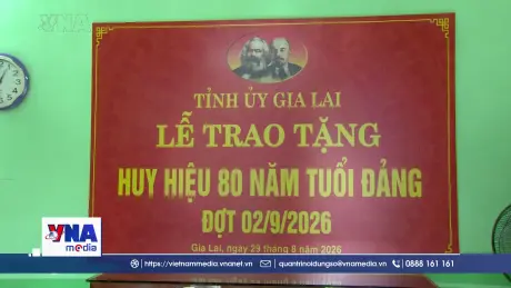 Trao Huy hiệu 80 năm tuổi Đảng tại Quy Nhơn