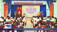 Phó Thủ tướng Lê Tiến Châu trao học bổng cho học sinh nghèo hiếu học