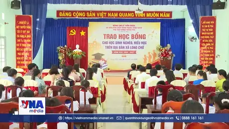 Phó Thủ tướng Lê Tiến Châu trao học bổng cho học sinh nghèo hiếu học