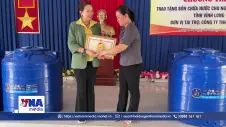 Trao bồn chứa nước hỗ trợ người dân xã đảo  ứng phó xâm nhập mặn