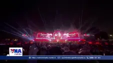 Đông đảo nhân dân du khách đội mưa thưởng thức concert tại Quảng Ninh