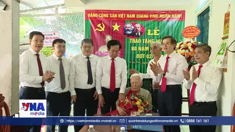 Đồng chí Đoàn Minh Huấn trao Huy hiệu 80 năm tuổi Đảng tại Cần Thơ