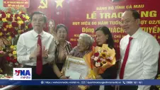 Ủy viên BCT Đoàn Minh Huấn trao Huy hiệu 80 năm tuổi Đảng tại Cà Mau