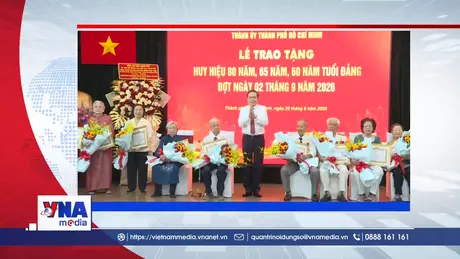 Chủ tịch Quốc hội Trần Thanh Mẫn trao tặng Huy hiệu Đảng tại TP.HCM