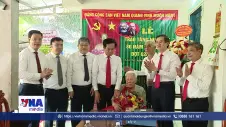 Đồng chí Đoàn Minh Huấn trao Huy hiệu 80 năm tuổi Đảng tại Cần Thơ