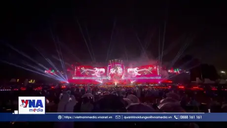 Đông đảo nhân dân du khách đội mưa thưởng thức concert tại Quảng Ninh