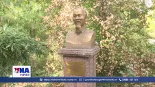 Dâng hoa tưởng niệm Chủ tịch Hồ Chí Minh tại Pháp