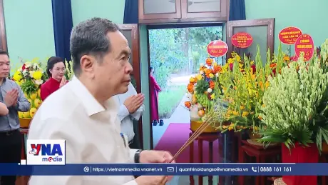 Chủ tịch Quốc hội Trần Thanh Mẫn dâng hương tưởng nhớ Chủ tịch Hồ Chí Minh